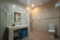 Bathroom-the-manikan-penginapan-Denpasar-room-tipe-deluxe-comfort
