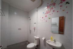 The-manikan-bathroom-penginapan-low-budget-di-Denpasar