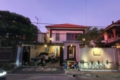 the-building-tampilan-dari-jalan-depan-the-manikan-guest-house-sewa-kamar-low-budget-di-Denpasar